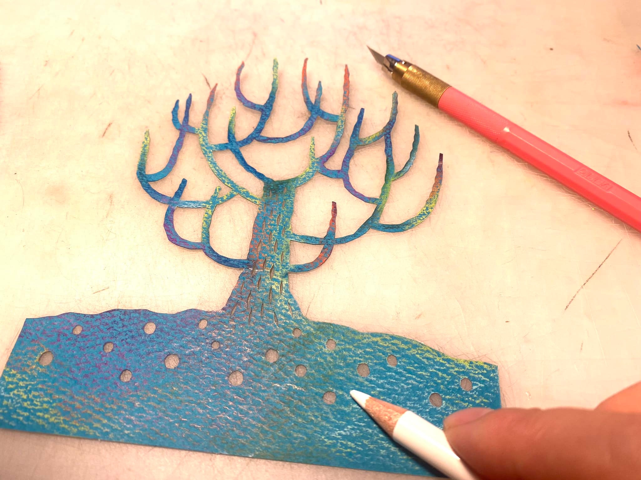 画用紙を好きな木の形に切って🌳色鉛筆で着彩。