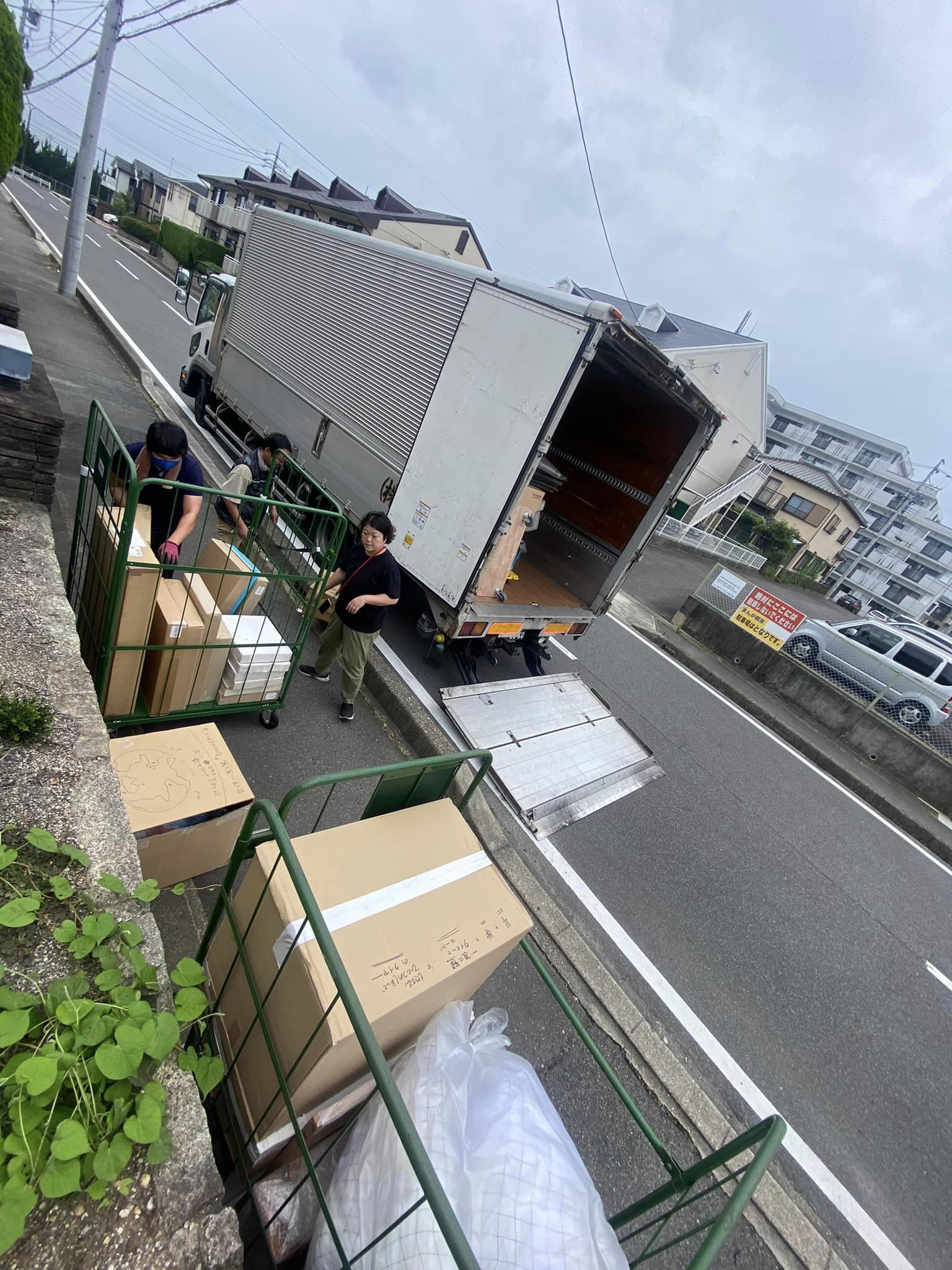 昨日、トラックで作品たちがまず、鳥取へと旅立ちました！
