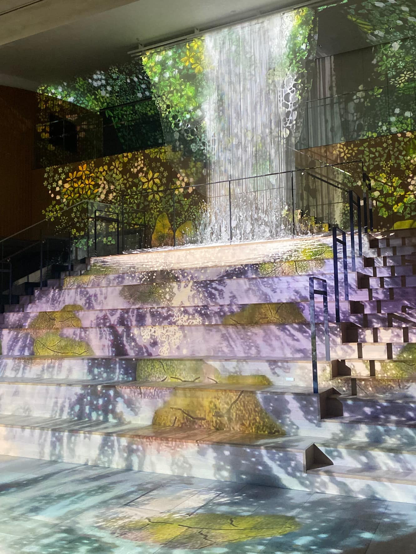そして、一番の見せ場になる、滝のシーン。 照喜名さんの滝オブジェと、 大成建設さんが作られた、この空間デザインとの、 コラボレーションで生まれた、景色です✨