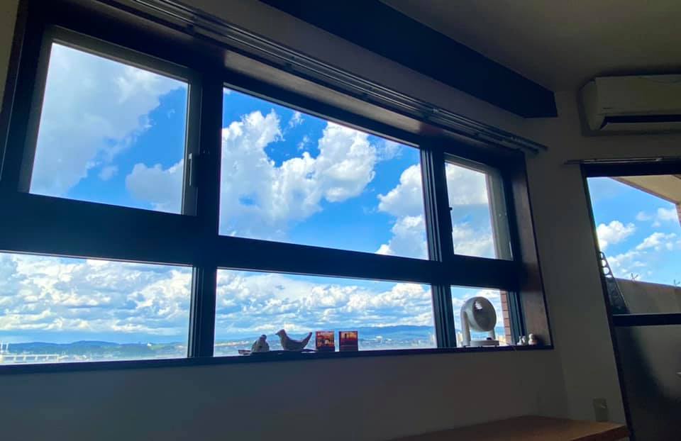 母の新居✨　パノラマの景色が気持ちいいです！ 窓辺には、私と兄が中学の時に作った鳩の笛が飾られていました☺️